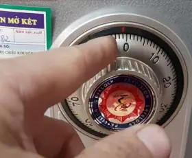 Hướng dẫn cách mở két sắt cơ có chìa khoá cho người mới