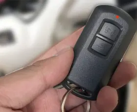 Cách mở xe Lead khi chìa khóa hết pin nhanh và đơn giản