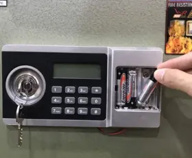 Hướng dẫn cách mở két sắt hết pin không mở được