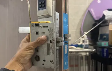 Cách Khắc Phục Cửa Cạ Sát Nền, Khóa Khó Đóng Tại Vinhomes Central Park - Dịch Vụ Sửa Chữa Hotline 0933820139