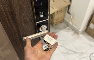 Mở Khóa Điện Tử Bằng Chìa Cơ