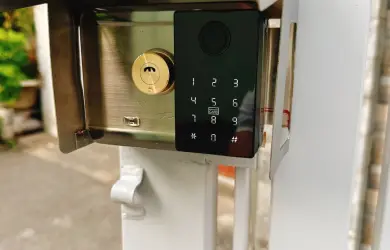 Lắp Đặt Khóa Vân Tay Cửa Sắt Chống Nước 100% Tại Thảo Điền, Quận 2