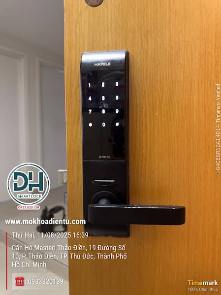 tho-thay-pin-khoa-hafele-El7200-thu-duc-tphcm