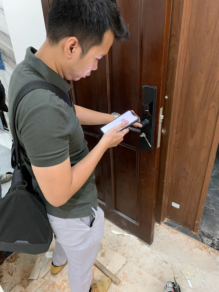 Dùng chìa cơ mở khóa điện tử khi hết pin