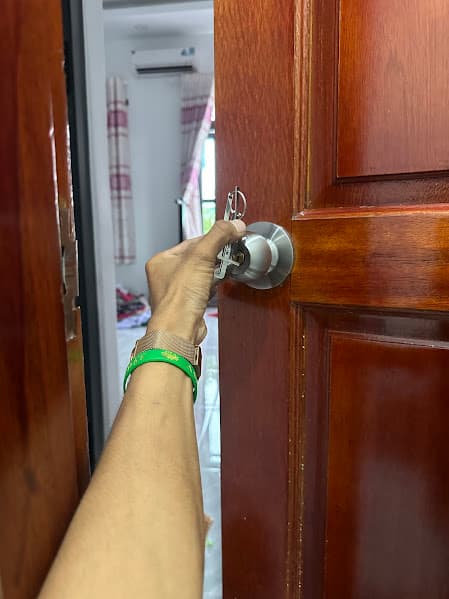 Cách mở ổ khóa tròn bị sập cửa