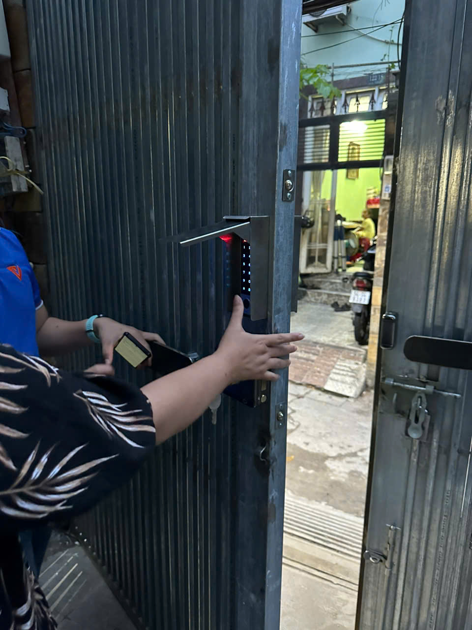 Cài đặt vân tay cho khách thuê phòng trọ