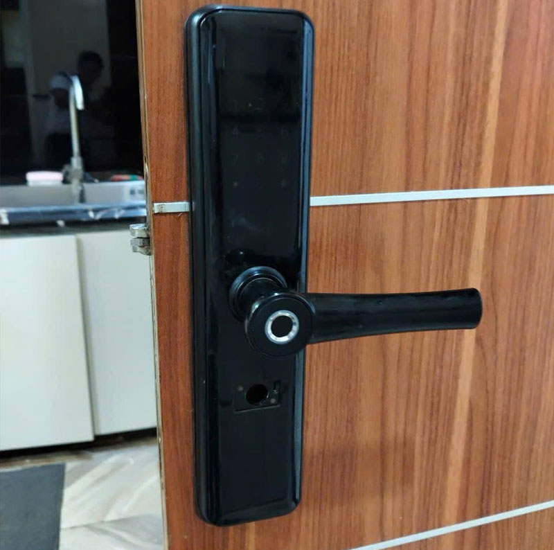 Kỹ thuật viên sửa khóa tại Thảo Điền Pearl Quận 2