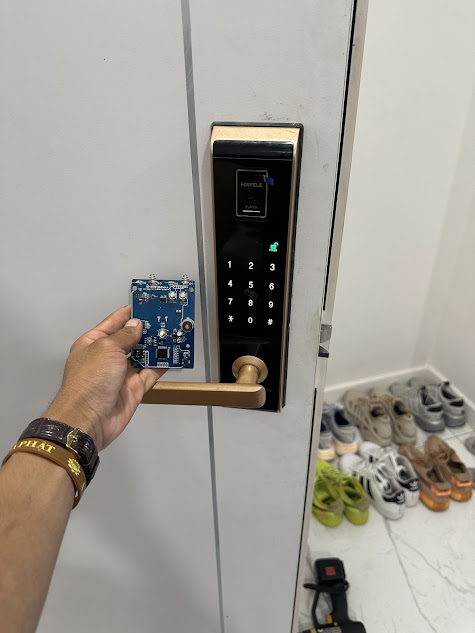 Bo mạch khóa Hafele bị cháy cần thay