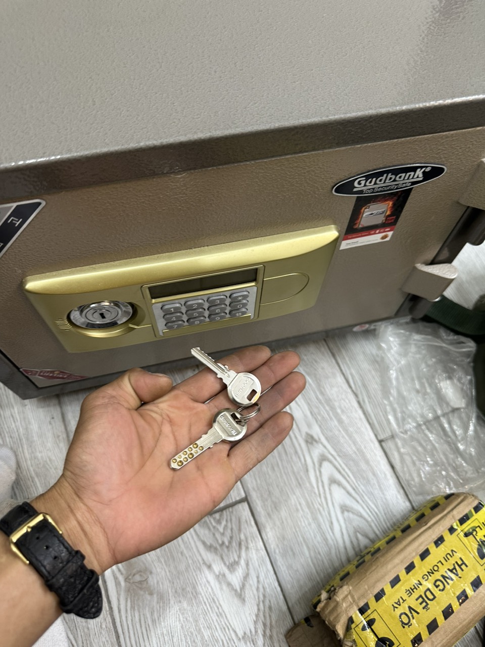 két sắt bị kẹt không mở được
