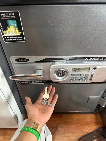 Két sắt điện tử bấm đúng mật khẩu nhưng không mở được