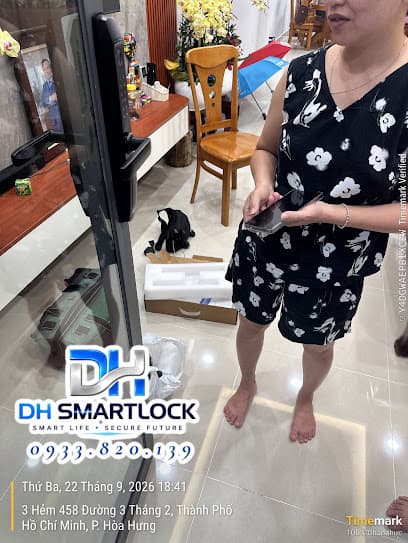Thay khóa điện tử cửa nhôm cho khách hàng tại đường 3/2 Quận 10