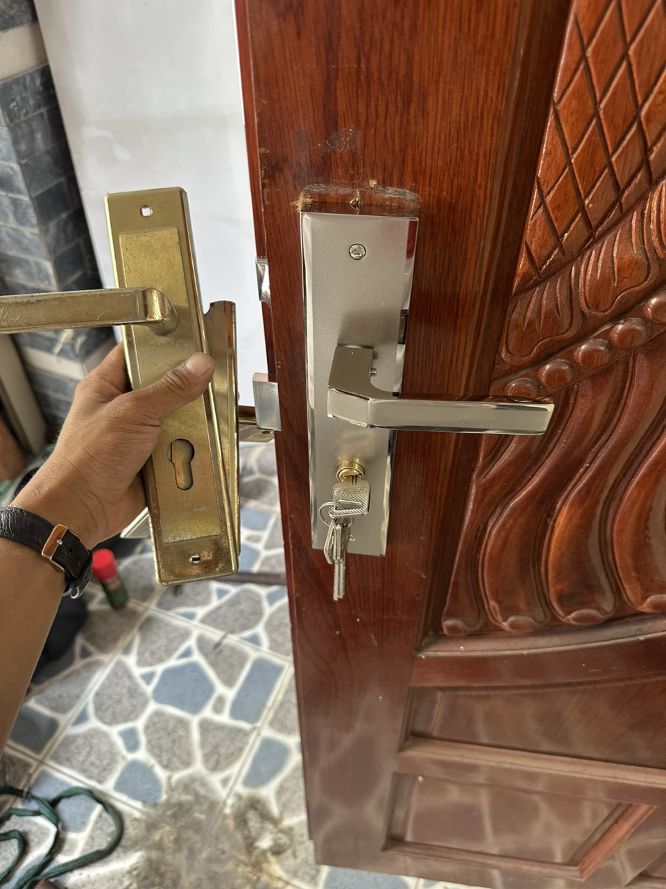 Khóa cửa gỗ thay mới