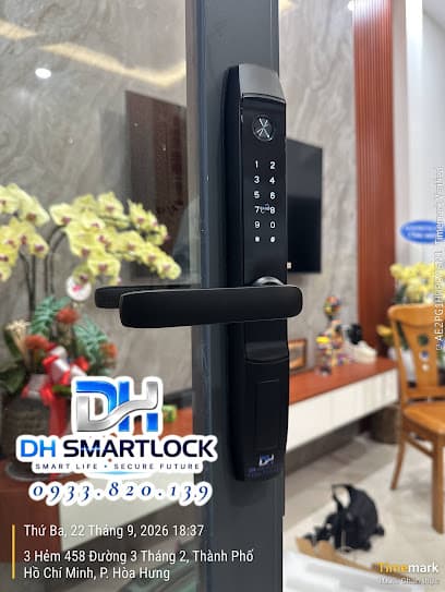 Khóa điện tử mới lắp cho cửa nhôm tại Quận 10 nhìn từ mặt nghiêng