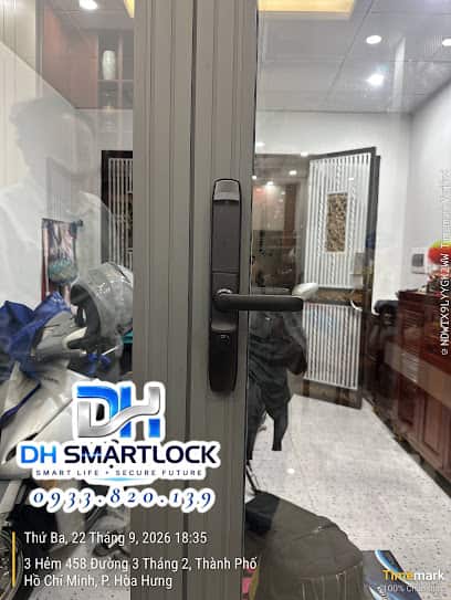 Mặt trong khóa điện tử cửa nhôm sau khi lắp đặt tại Quận 10