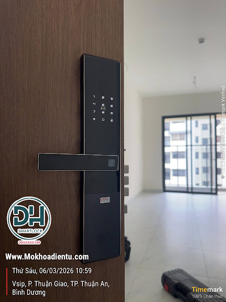 Khóa điện tử lắp đặt hoàn thiện tại căn hộ Habitat Bình Dương nhìn từ góc nghiêng