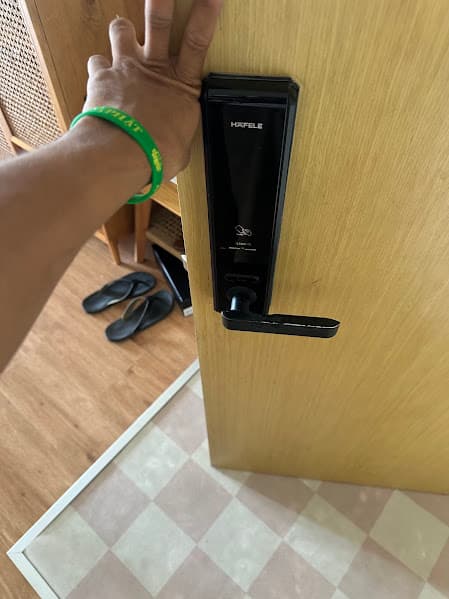 Khóa Hafele không lên nguồn do lỗi bo mạch hoặc tiếp điểm pin