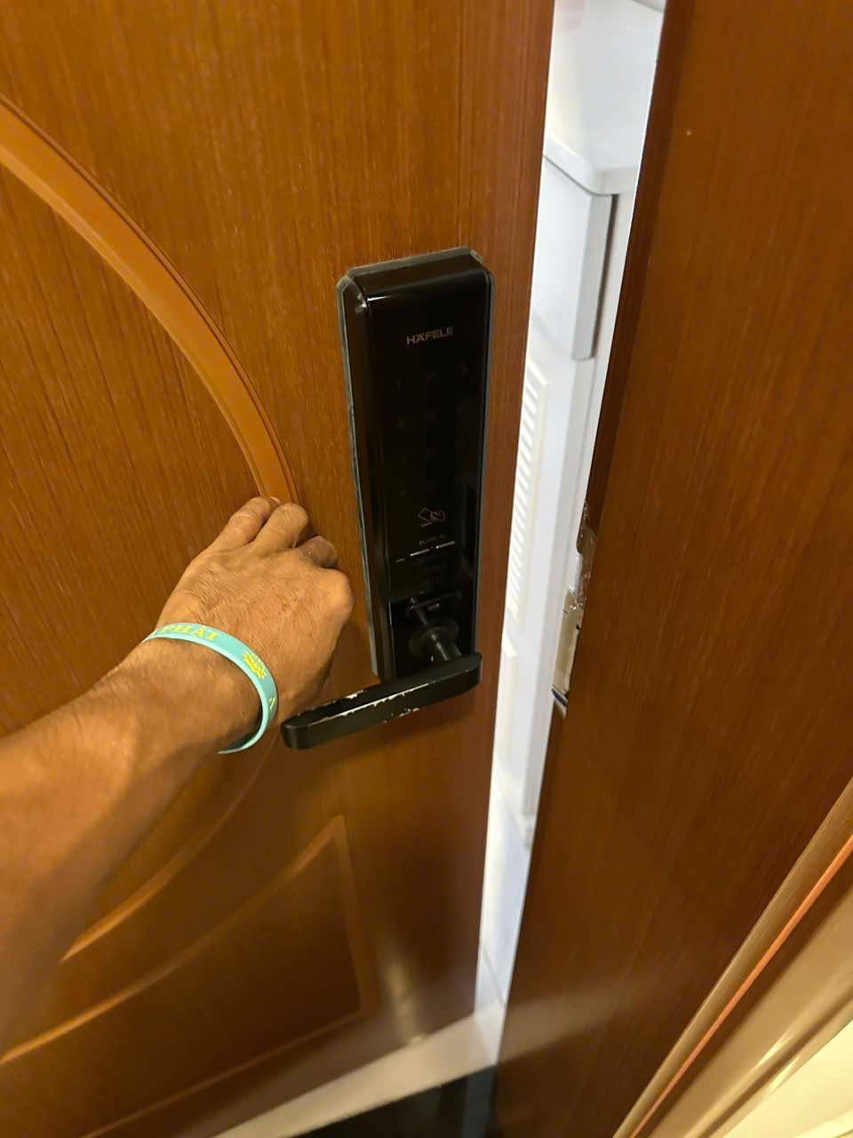 Khóa Hafele không nhận thẻ từ