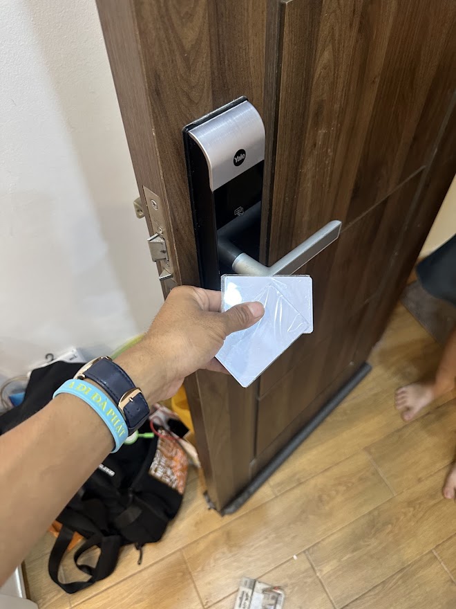 Khóa từ không nhận thẻ - nguyên nhân và xử lý