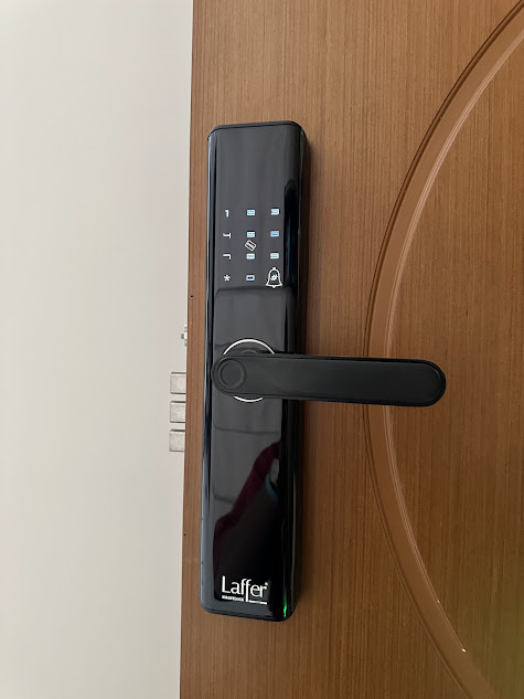 Khóa điện tử Laffer LC08 lắp cửa gỗ sang trọng