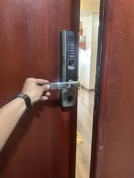 Khóa vân tay cũ của căn hộ chung cư Carrilon gặp tình trạng không lên nguồn