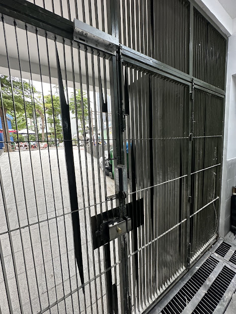 Khóa vân tay cửa sắt cho phòng trọ – mở bằng app điện thoại và mật khẩu
