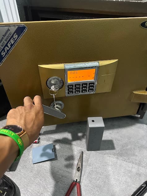 Kỹ thuật viên kiểm tra tình trạng két sắt trước khi báo giá tại TP.HCM