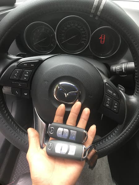 Làm chìa khóa ô tô tại TP.HCM tận nơi