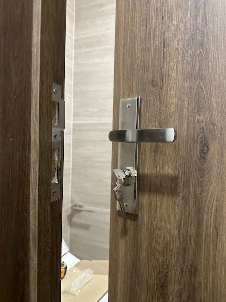 lắp đặt khóa cửa gỗ tại vinhomes