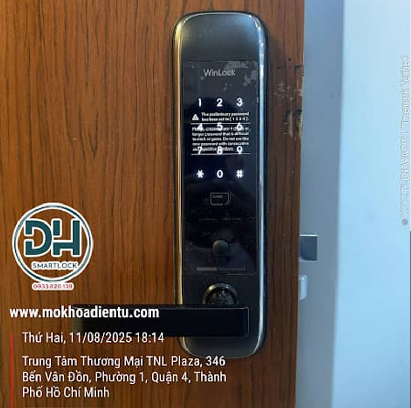 Thay khóa từ cho cửa gỗ căn hộ tại Bến Vân Đồn Quận 4
