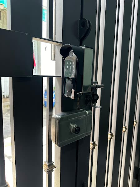 Lắp khóa cổng sắt tại bến vân đồn quận 4