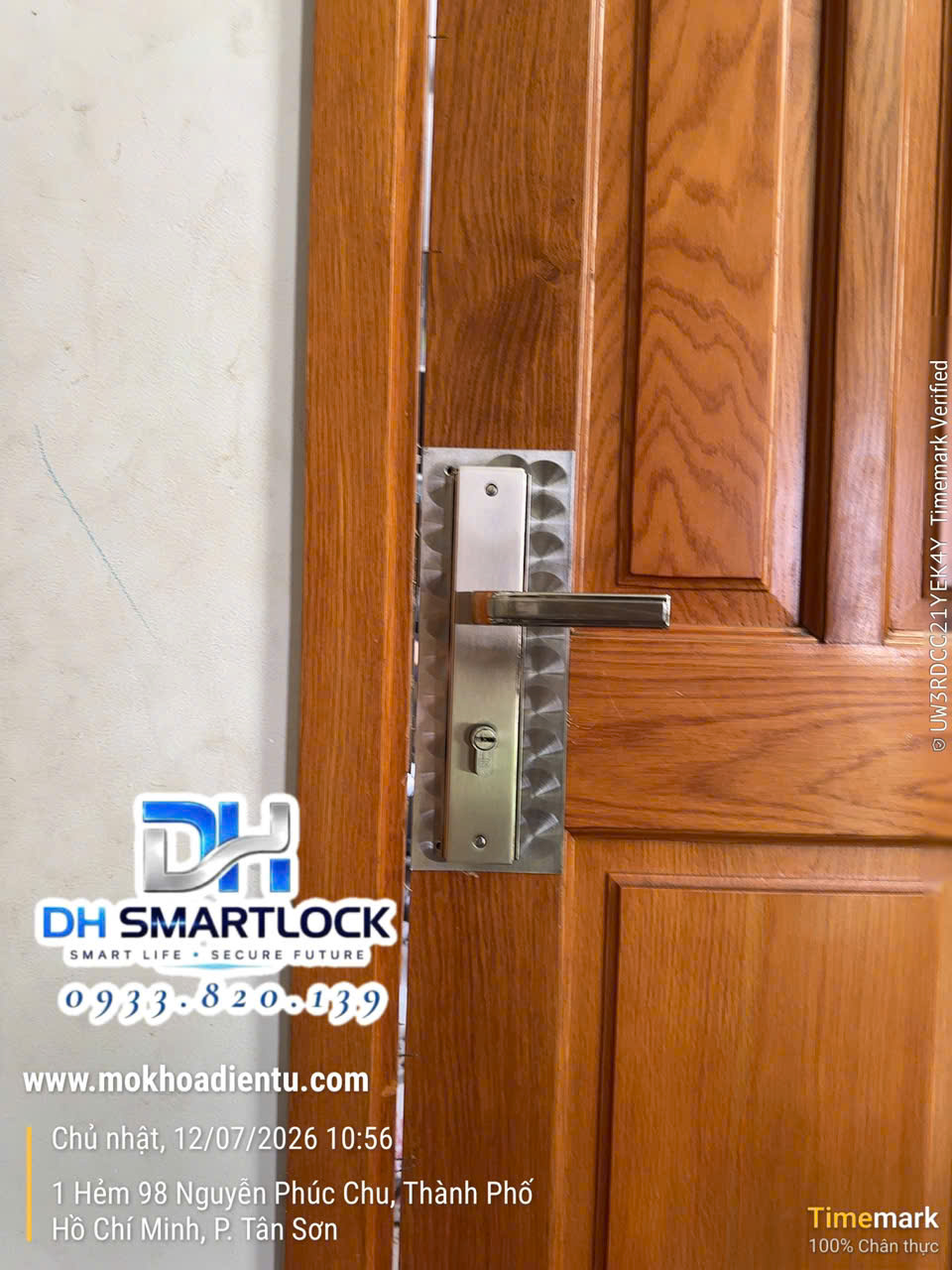 lắp Khóa cửa gỗ inox Tân sơn