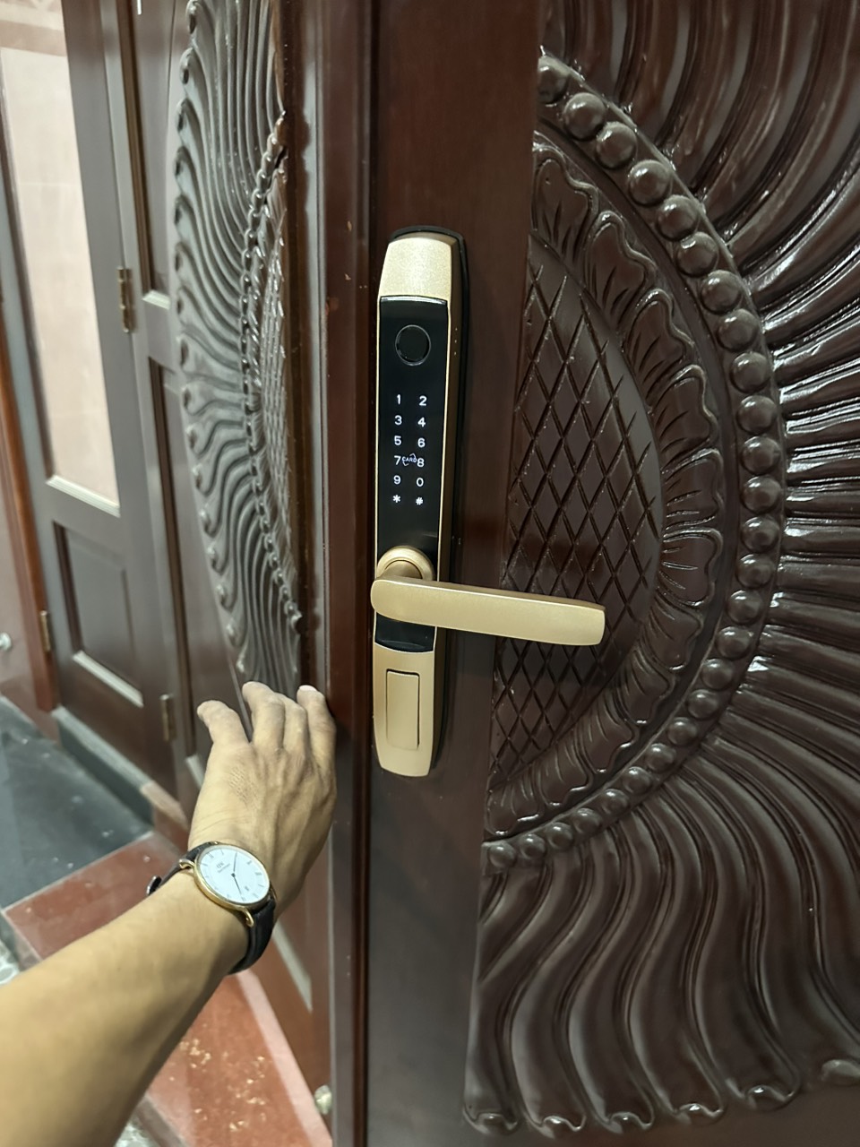 Kỹ thuật viên đang lắp khóa điện tử tại nhà riêng ở phường Bến Nghé, Quận 1