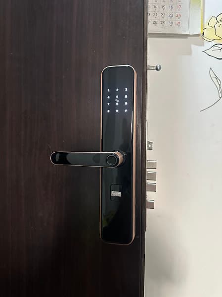 Lắp khóa điện tử Quận 10 uy tín – lắp khóa vân tay, khóa thông minh tận nơi 24/7