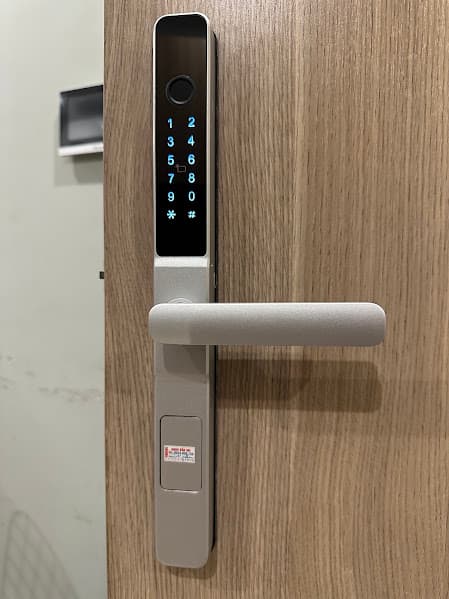 Lắp khóa vân tay cửa gỗ chung cư tại Quận 11 – An toàn, thẩm mỹ