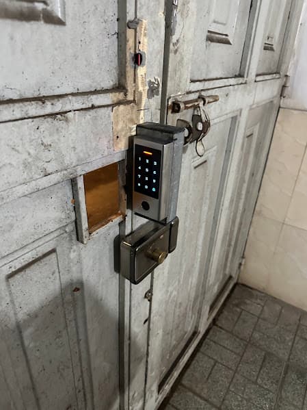 Lắp khóa vân tay cửa sắt cho nhà trọ đường Sư Vạn Hạnh quận 10