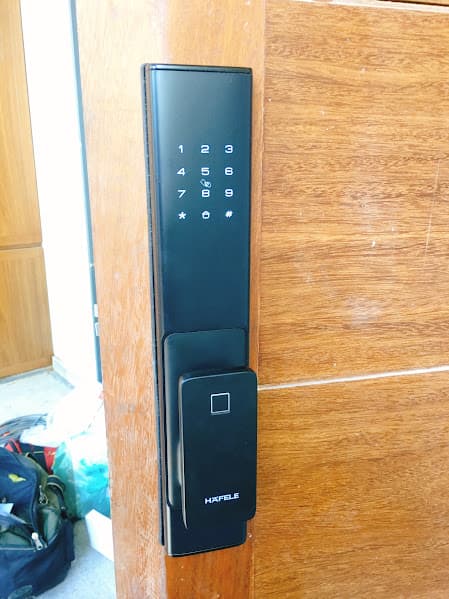Thợ lắp khóa vân tay Hafele tại Sư Vạn Hạnh Quận 10 – khoan cắt gọn, thẩm mỹ cao