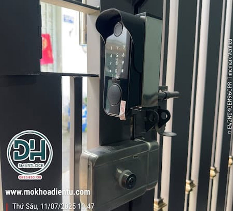 Lắp đặt khóa vân tay cho cửa sắt tại quận 12