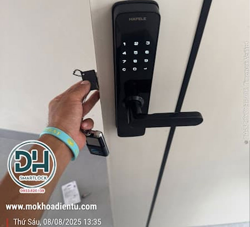 Thay lắp ổ khóa cửa hafele cho khách hàng tại quận 12