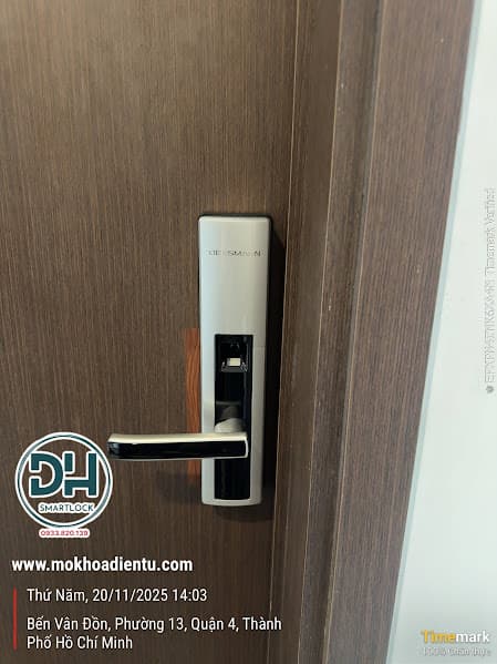 Thợ lắp khóa vân tay cửa gỗ tại Quận 4 – căn hộ chung cư