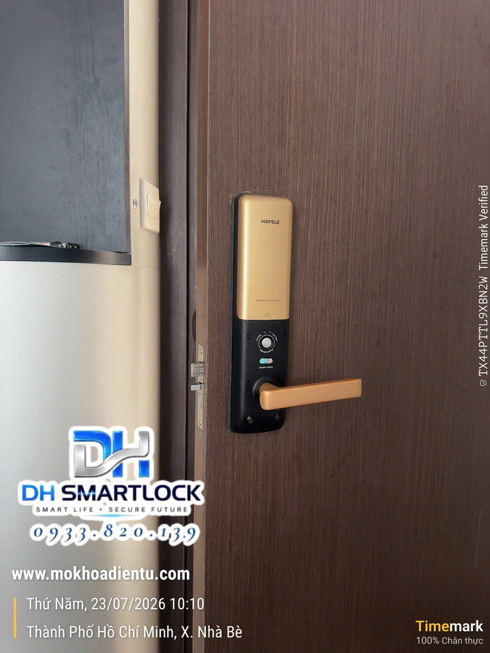 Mặt trong khóa Hafele EL9000 trước khi được tháo để thay khóa điện tử mới.