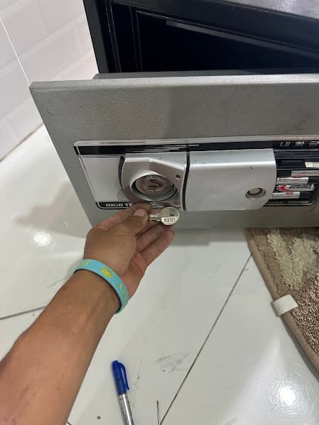 Dịch vụ mở khóa két sắt tại nhà ở Bình Dương
