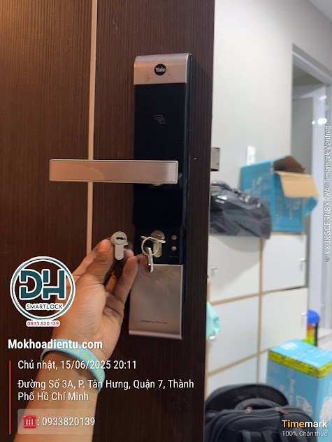 Mở khóa bằng chìa khóa cơ dự phòng khi hết pin