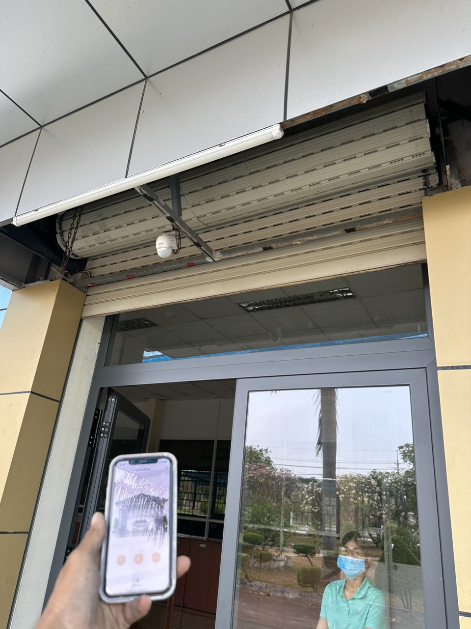 Xử lý cửa cuốn bị kẹt, không cần tháo dỡ