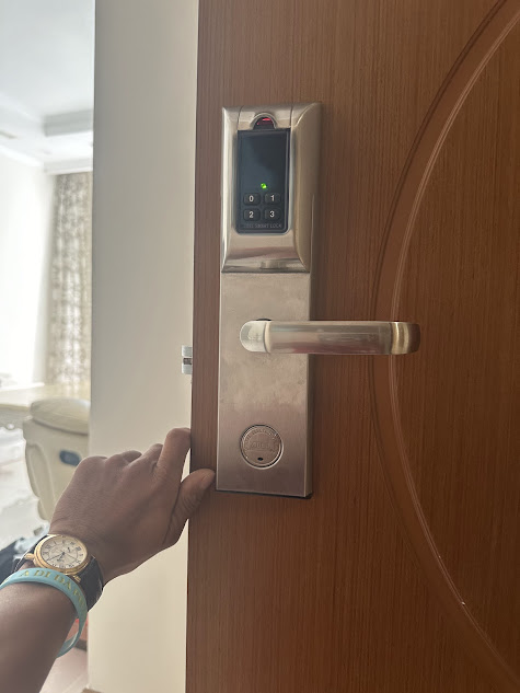 Thợ mở khóa điện tử khi hết pin tại nhà