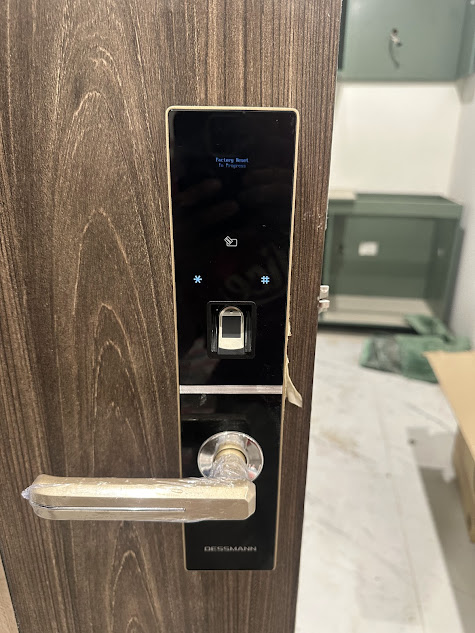 Thợ mở khóa Jamona Heights đang thao tác mở cửa điện tử