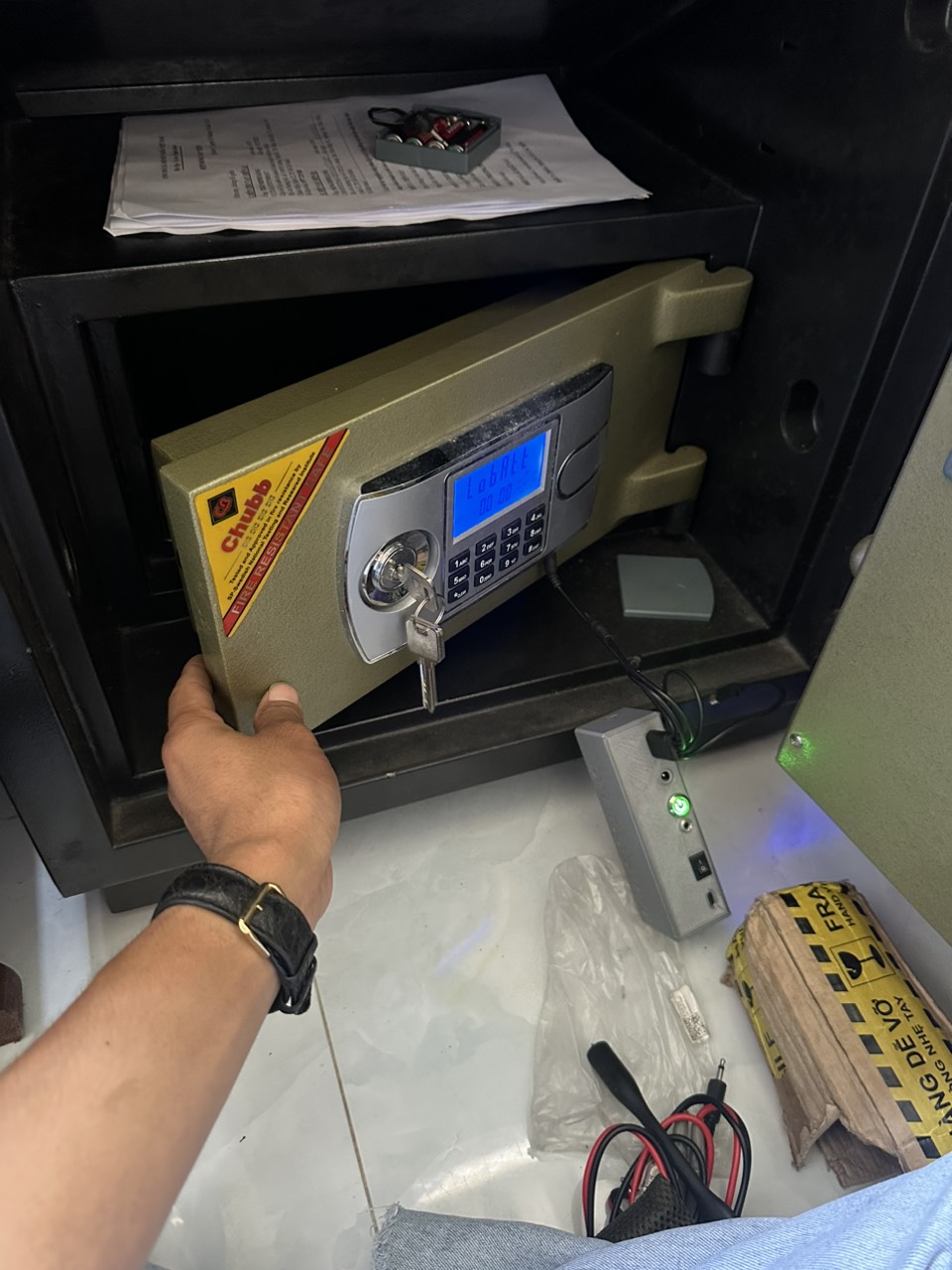 Kỹ thuật viên mở khóa két sắt tại căn hộ Gateway Thảo Điền