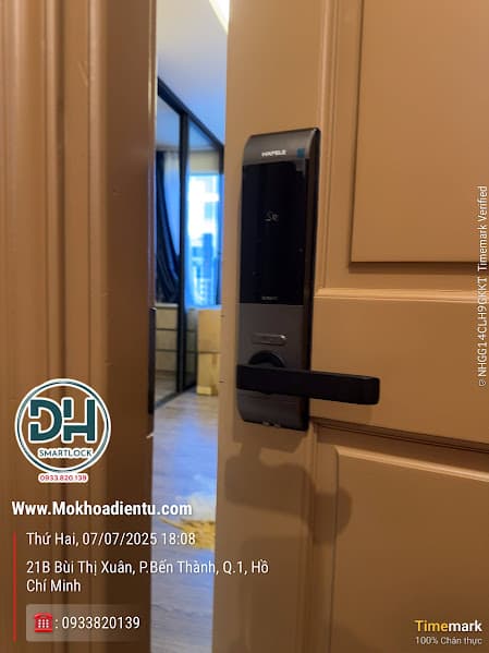 Khóa cửa điện tử hafele bị kẹt không mở được - gọi thợ mở khóa quận 1 trong vòng 15 phút