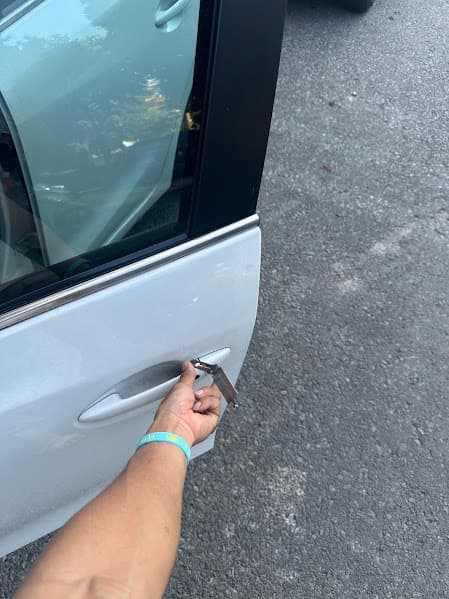 Dịch vụ mở khóa ô tô Quận 10: mở smartkey, không phá khóa, bảo toàn hệ thống