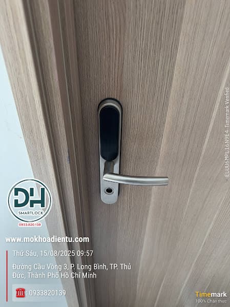 Thợ mở khóa mật khẩu tại Vinhomes Grand Park Thủ Đức đang thao tác