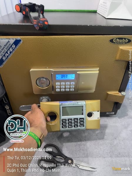 Thợ đang sửa khóa két sắt tại nhà an toàn không khoan cắt